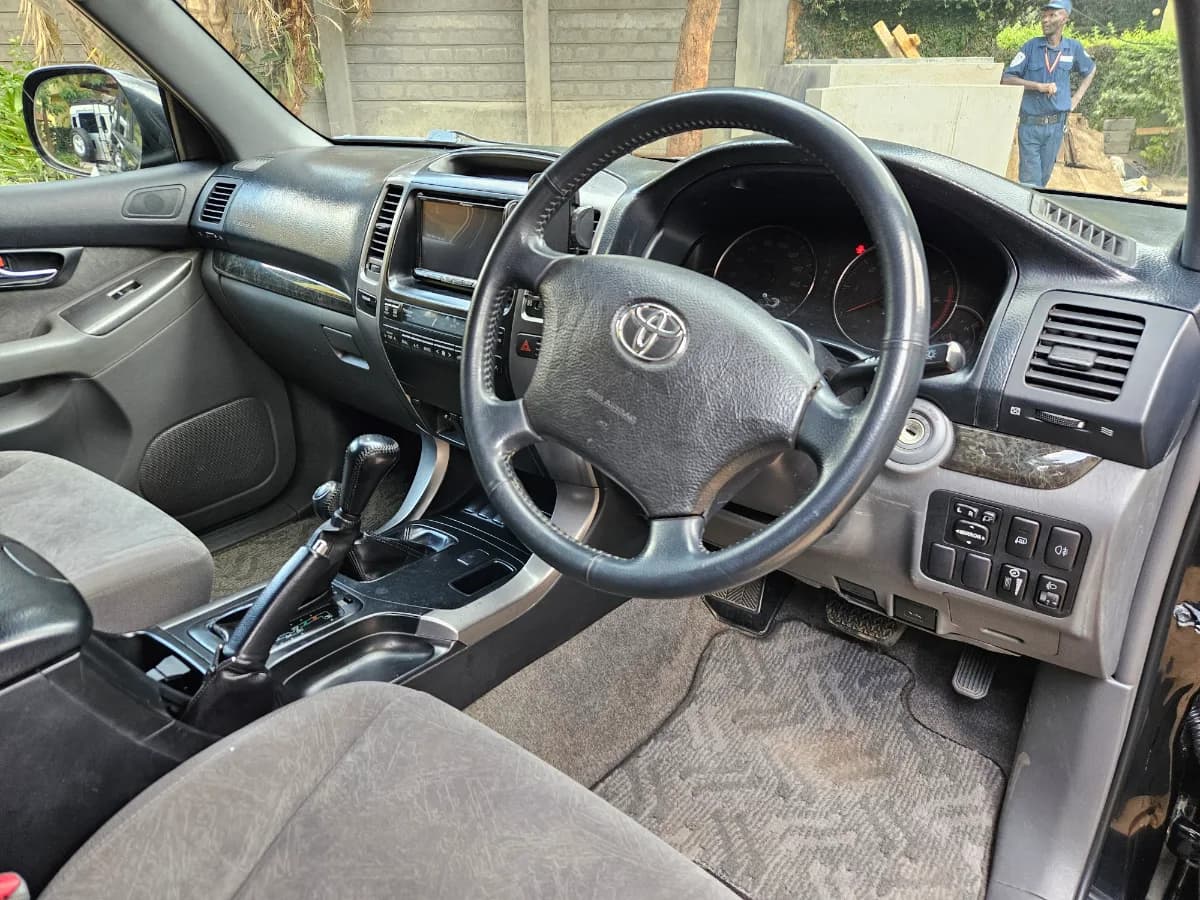 Front seats closeup_1.webp